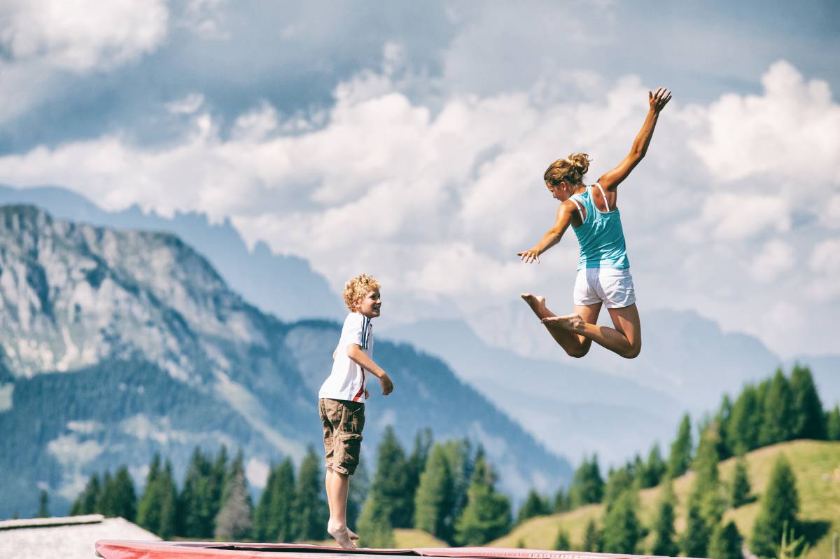 Kinder springen Trampolin in Österreich