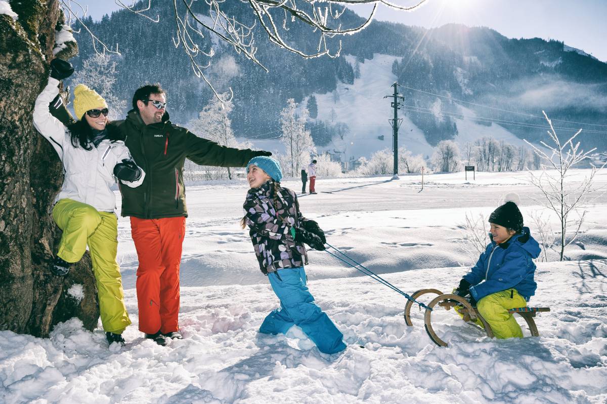 Familie spielt im Schnee