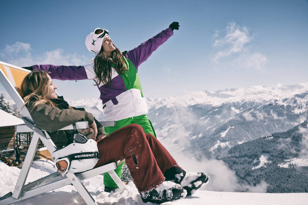Frauen beim Sonnen in den Alpen
