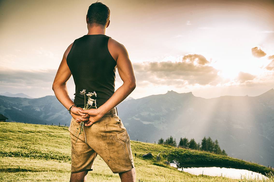 Mann mit Blumenstrauß in Trachten