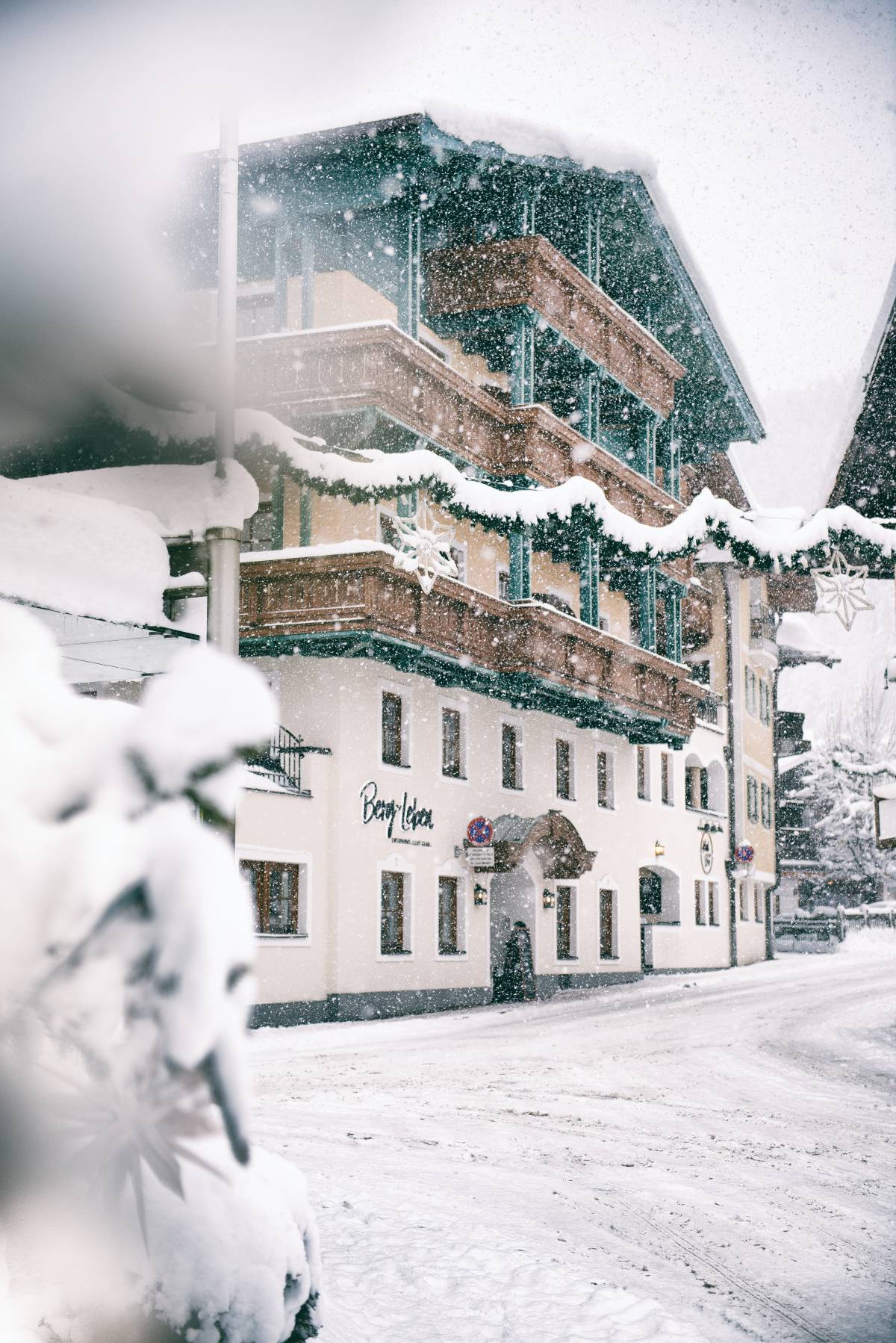 Außenansicht Hotel Berg-Leben im Winter bei Schnee