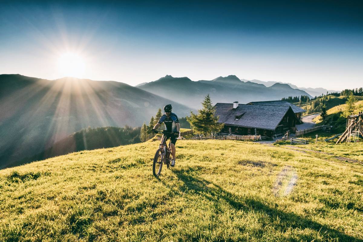 Mann fährt Mountainbike in den Salzburger Bergen