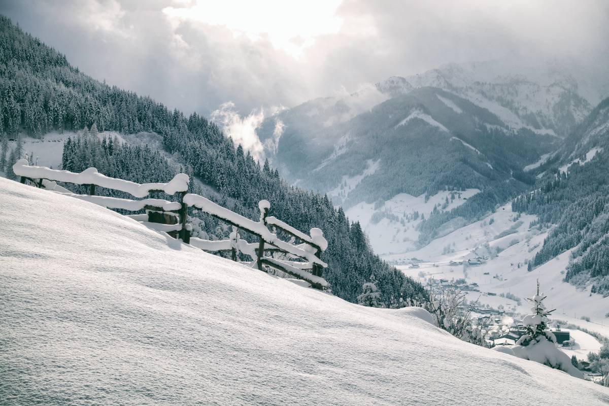 Schneebedeckte Almen in Österreich