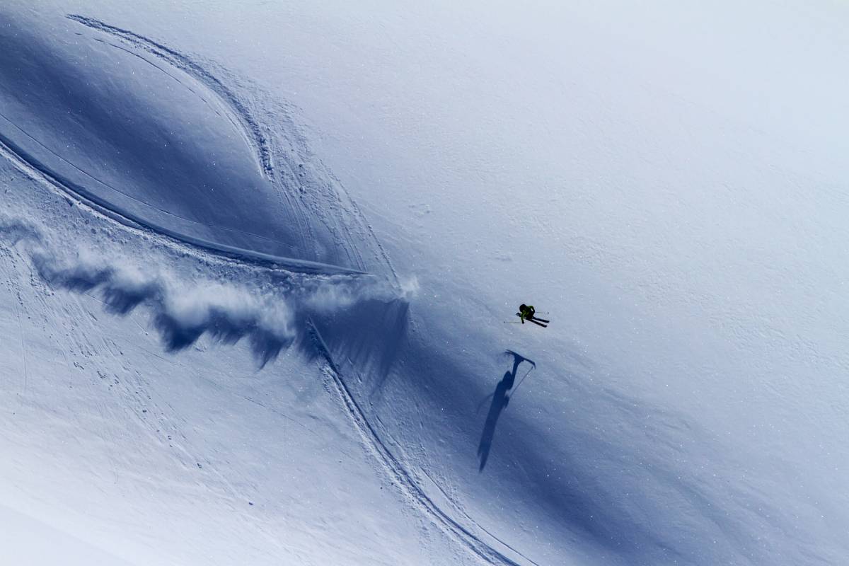 Skifahrer im Tiefschnee