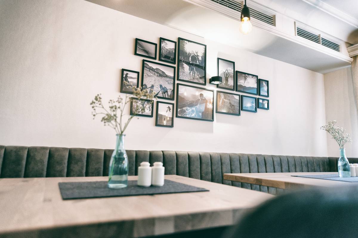 Tische in der Kost Bar im Hotel Berg-Leben in Großarl