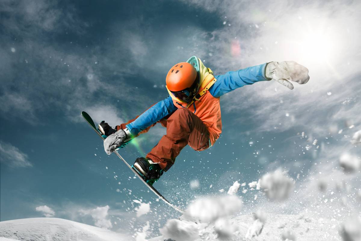 Snowboardfahrer macht Tricks
