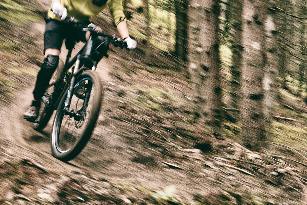 Mountainbiker fährt durch den Wald