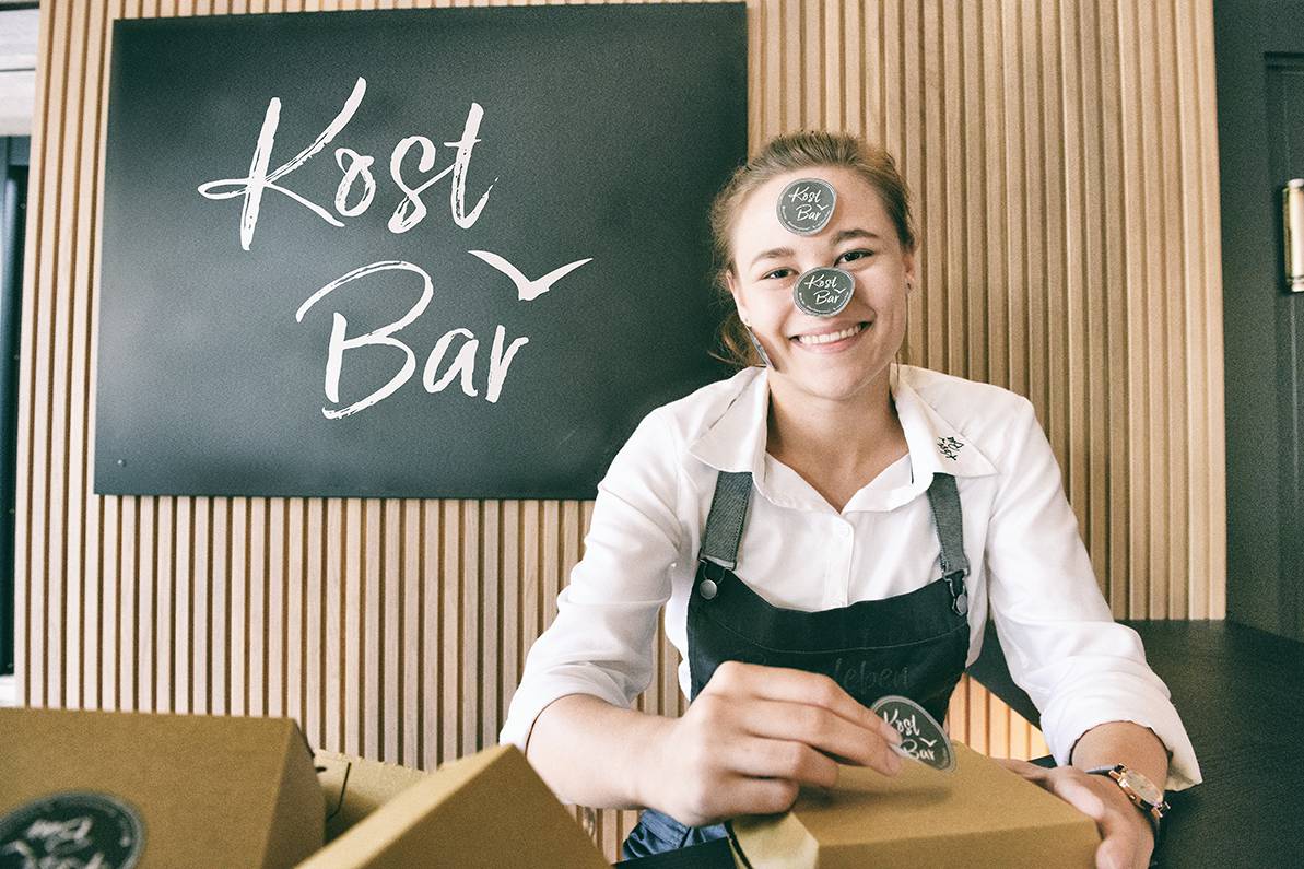 Angestellte des Hotel Berg-Leben beklebt Boxen