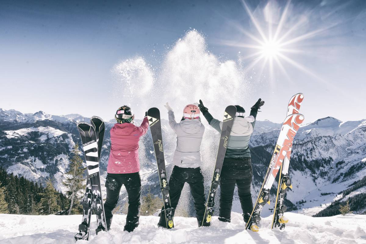 Gruppe beim Ski und Snowboard fahren