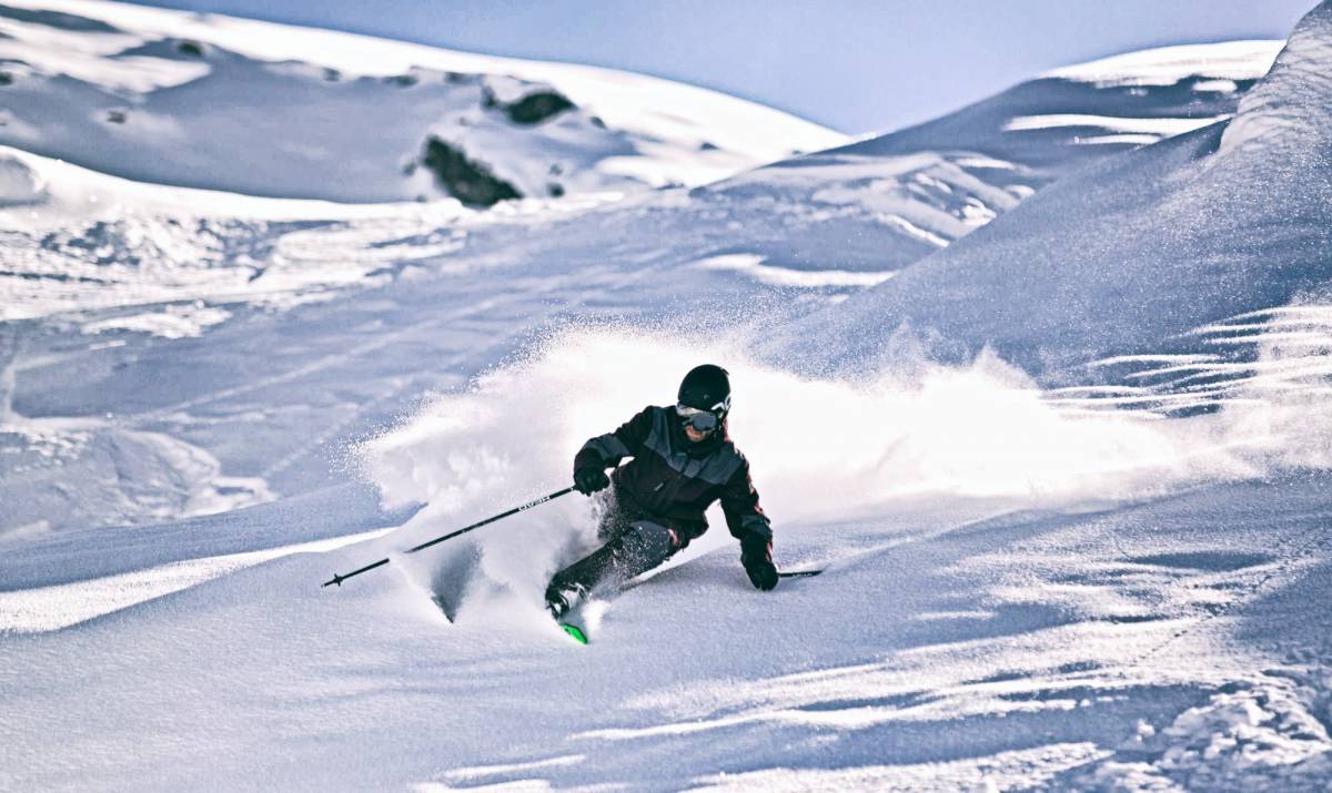 Skifahrer fährt Piste runter in Österreich