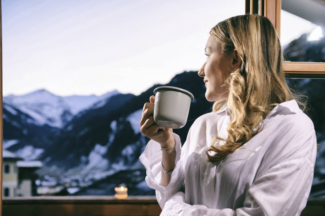 Frau beim Kaffee trinken im Hotel Berg-Leben