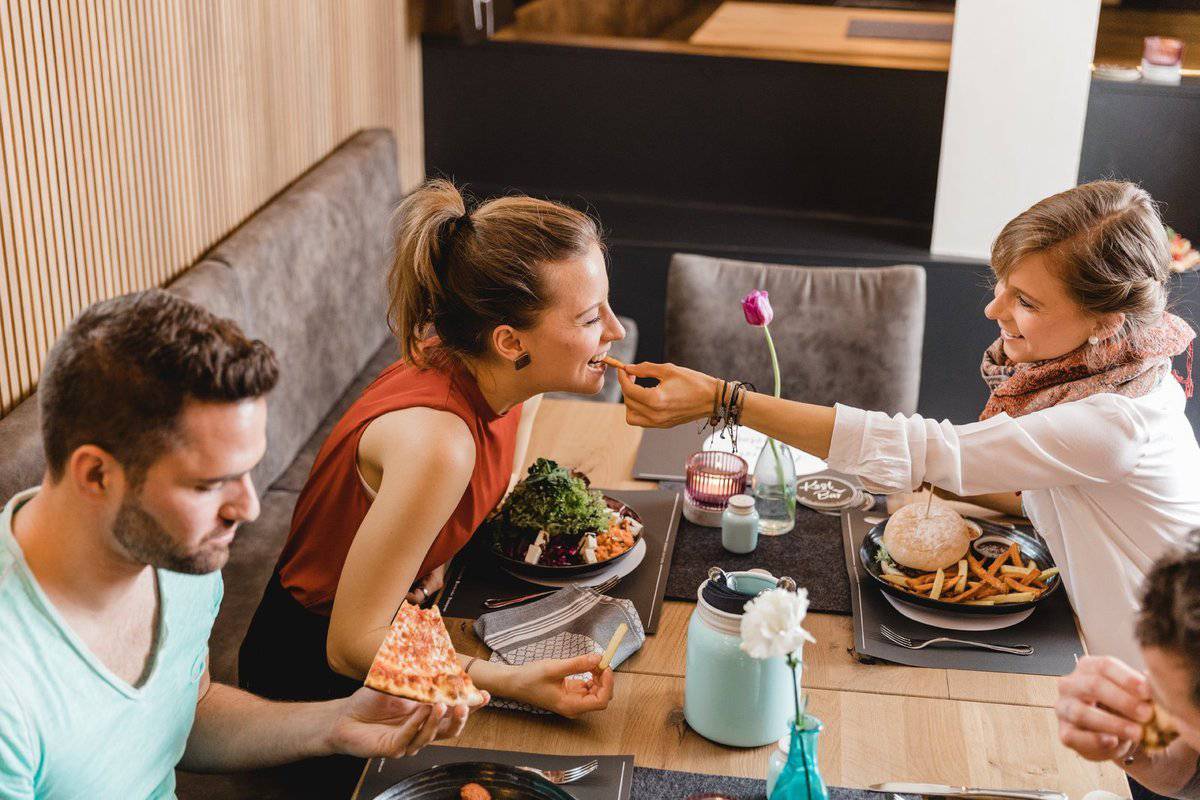 Freunde beim Abendessen in der Kost Bar im Hotel Berg-Leben